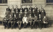 Vladimír Nesvadbík (v horní řadě druhý zleva) se spolužáky, Brno, červen 1914. Fotografii z rodinného archivu pro naši encyklopedii poskytl pan Pavel Mikel, děkujeme.