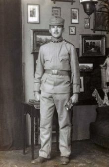 Jaroslav Jan Nesvadbík jako jednoroční dobrovolník zeměbraneckého pěšího pluku číslo 25 v St. Pöltenu, kam narukoval po maturitě v červenci 1914. Fotografii z rodinného archivu pro naši encyklopedii poskytl pan Pavel Mikel, děkujeme.