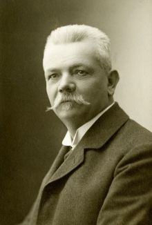 Karl Korschan. Archiv Moravské galerie v Brně, fond Moravské uměleckoprůmyslové muzeum, fotoarchiv, inv. č. 8966.