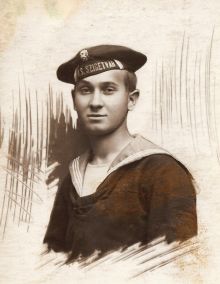 Námořník torpédové služby František Lněnička v roce 1918, těsně po zániku rakouského válečného loďstva (na fotografii je zajímavý detail: na čepicovém odznaku je lev, symbol nové republiky, jejíž hranice odešel bránit na konci...