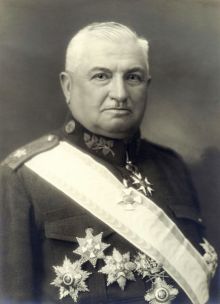 Armádní generál Alois Podhajský na portrétním snímku z ateliéru fotografa Willyho Hämmerleho, Brno, Kobližná ulice 7-9 z dubna 1934 Archiv Historické odd. MZM, jemuž fotografii poskytla paní Martina Hrouzová.