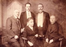 Anna Kyasová se syny (foceno asi v roce 1910) - Viktor (sedí vpravo), vlevo Otto, nad matkou Vladimír, vpravo stojí Karel. Snímek z rodinného archivu pro naši encyklopedii poskytla paní Milada Lenhartová, děkujeme.