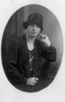 Anna Stuchlíková na fotografii z roku 1917. Snímek z rodinného archivu pro naši encyklopedii poskytli Olga a Juraj Michalíkovi, děkujeme.