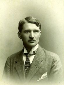 Vladimír Šimíček na fotografii z roku 1921. Snímek z rodinného archivu pro naši encyklopedii poskytl pan Jiří Šimíček, děkujeme.