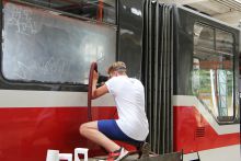 Ochrana a oprava oken vozů brněnské městské hromadné dopravy speciálními fóliemi