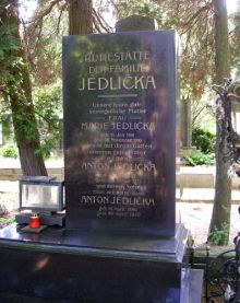 Místo posledního odpočinku rodičů Marie Jedličkové. Fotografii pro naši encyklopedii poskytl pan Jiří Skoupý, děkujeme.