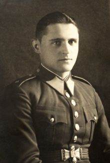 František Lesák v době vojenské služby, rok 1932. Fotografii z rodinného archivu pro naši encyklopedii poskytl pan Jaroslav Vokoun, děkujeme.