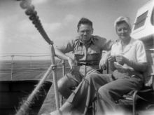 Karel Tomeš ml. s manželkou Boženou (rozenou Ježovou) v březnu 1946 na palubě americké letadlové lodi při návratu do vlasti. Fotografii pro naši encyklopedii poskytl pan Igor Tomeš, děkujeme.