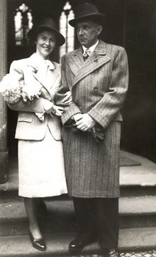 Svatební fotografie Oskara Pořísky a Rosalie Julie Kepkové. Fotografii pro naši encyklopedii poskytl prof. Leonard Hobst, děkujeme.