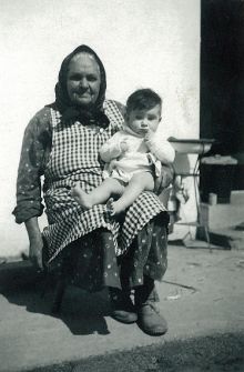 Ludmila Pernicová s vnučkou (asi v roce 1938). Fotografii z rodinného archivu pro naši encyklopedii poskytla paní Marta Kousalová, děkujeme.