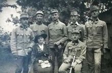 Jan Doupovec - na snímku stojící uprostřed. Fotografii z rodinného alba pro naši encyklopedii poskytla neteř Jana Doupovce, paní Miluška Kuchyňková, děkujeme.