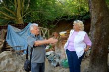 Karel Hudec v rozhovoru s paní Ulrichovou. Snímek ze září 2014 pro naši encyklopedii poskytla Ludmila Ulrichová, děkujeme.