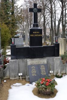 Místo posledního odpočinku P. Karla Volejníčka (1936-2013) a jeho blízkých - Židenický hřbitov v Balbínově ulici. Fotografii pro naši encyklopedii poskytl pan Jaromír Votava, děkujeme.