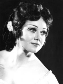 Natalia Romanová jako Violetta ve Verdiho La Traviatě (pravděpodobně 2. pol. 70. let minulého století). Foto: Rafael Sedláček. Snímek zveřejňujeme se souhlasem Archivu Národního divadla Brno. Děkujeme.