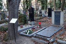 Obnovený hrob dr. Thiebena a jeho maminky Elsy na Olšanských hřbitovech. Fotografii pro naši encyklopedii poskytl spolek Quatuor Coronati, děkujeme.