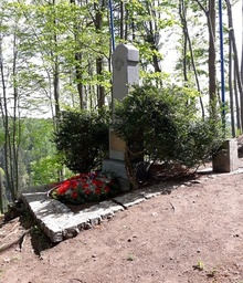 Celkový pohled na obnovený pomník věnovaný Janu Háječkovi nad letoviskem Drozdová Pila. Fotografii pro naši encyklopedii poskytla paní Soňa Štěrbová, děkujeme.