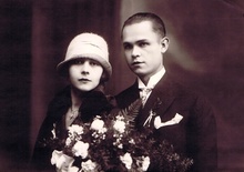 Svatební fotografie Miloslava a Anny Melicharových, rok 1928. Fotografii pro naši encyklopedii poskytla paní Dagmar Běhavá, děkujeme.
