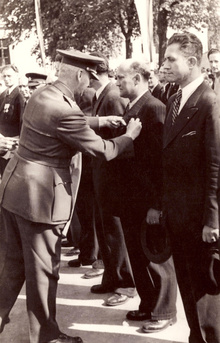 Alois Kubinger přejímá v roce 1947 vyznamenání. Fotografii pro naši encyklopedii poskytl jeden ze čtenářů naší encyklopedie, děkujeme.