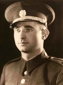 Josef Černý v četnické uniformě, 1938 (originál foto Jarmila Linhartová). Fotografii pro naši encyklopedii poskytl Jiří Mikulka, Archiv bezpečnostních složek Kanice, odd. archivních fondů MV ČSR, StB a vojsk MV. Děkujeme.