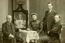 Rodinné foto u příležitosti výročí stříbrné svatby manželů Wurmových. Zleva: František Bořivoj Wurm, jeho manželka Jindřiška Wurmová a jejich synové Miloš Wurm (stojící) a Jaromír Wurm. Na fotografii v rámečku je dcera Milada...