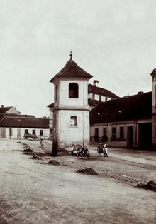 Tomkovo náměstí, Kaplička se zvonicí