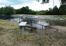 Instalace panelu z projektu Brno poetické - splav na řece Svitavě