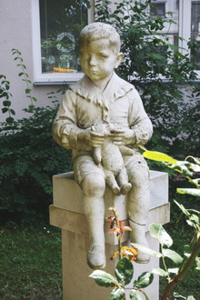 sochařská realizace: Dítě s medvídkem