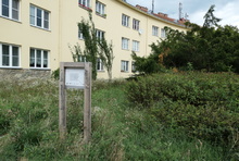 Instalace panelu z projektu Brno poetické - Žlutý kopec