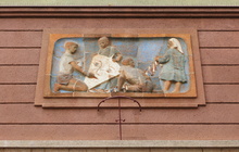dekorační stěna: Keramický reliéf na průčelí I.