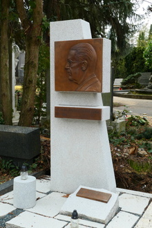 náhrobek: náhrobek Jaroslava Kříženeckého